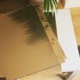 Mesa revestida con poliestireno espejo oro