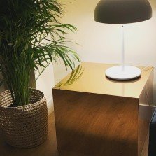 Mesa revestida con poliestireno espejo oro